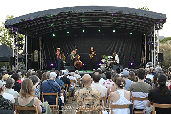 Bill Frisell Trio & Greg Tardy (Tres dies de Jazz / Can Reon, 2026-07-05 / Tiana -Barcelona-) [y 2] Por Joan Cortès [INSTANTZZ AKA Galería fotográfica AKA Fotoblog de jazz, impro… y algo más] - Tomajazz - Bill Frisell Trio & Greg Tardy actuó en Tres dies de Jazz de Can Reon, en Tiana, Barcelona, el 5 de julio de 2026. Joan Cortès lo retrata en INSTANTZZ. Actuaron Bill Frisell, Greg Tardy, Thomas Morgan, Rudy Royston