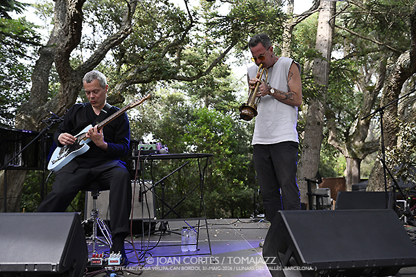 Jakob Bro / Sánchez-League-Alexa-Maestro (El Rite-LAC / Casa Virupa-Can Bordoi, 2026-05-31 / Llinars -Barcelona-) [05] Por Joan Cortès [INSTANTZZ AKA Galería fotográfica AKA Fotoblog de jazz, impro… y algo más] - Tomajazz - Festival Rite 2026
Jakob Bro / Sánchez-League-Alexa-Maestro participaron en Festival Rite 2026 en El Rite-LAC en Casa Virupa-Can Bordoi, Llinars -Barcelona-, el 31 de mayo de 2026. Joan Cortès lo retrata en INSTANTZZ. Actuaron Jakob Bro, Antonio Sánchez, Michael League, Thana Alexa, Shai Maestro, Avishai Cohen
