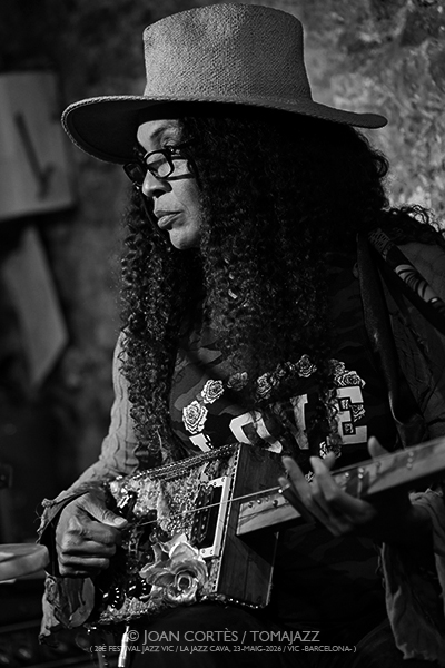 Nicole Mitchell’s Black Earth Sway (28è Festival Jazz Vic / Jazz Cava, 2026-05-22 / Vic -Barcelona-) [6] Por Joan Cortès [INSTANTZZ AKA Galería fotográfica AKA Fotoblog de jazz, impro… y algo más] - Tomajazz - Nicole Mitchell’s Black Earth Sway actuó en el (28è Festival Jazz Vic /en la Jazz Cava. Joan Cortès lo retrata en INSTANTZZ. Actuaron Nicole Mitchell, Zahili Gonzalez Zamora, Coco Elysses, JoVia Armstrong 