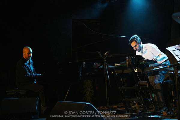Shai Maestro 4t / Logan Richardson (El Rite-LAC / Casa Virupa, 2026-05-30 / Llinars -Barcelona-) [03] Por Joan Cortès [INSTANTZZ AKA Galería fotográfica AKA Fotoblog de jazz, impro… y algo más] - Tomajazz - Shai Maestro 4t / Logan Richardson actuaron en El Rite-LAC en Casa Virupa, Llinars -Barcelona-, el 30 de mayo de 2026. Joan Cortès lo retrata en INSTANTZZ. Actuaron Gadi Lehavi, Ofri Nehemya, Orlando LeFleming, Elliott Skinner, Avishai Cohen, Logan Richardson, Ghalia Benali, Hamin Honari