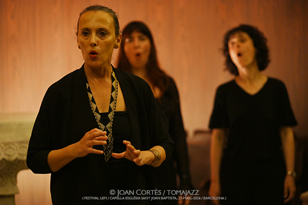 Veus Lliures (Festival LEM / Capella Església Sant Joan Baptista, 2026-05-27 / Barcelona) Por Joan Cortès [INSTANTZZ AKA Galería fotográfica AKA Fotoblog de jazz, impro… y algo más] - Tomajazz - Veus Lliures actuó en el (Festival LEM en la Capella Església Sant Joan Baptista de Barcelona, el 27 de mayo de 2026. Joan Cortès lo retrata en INSTANTZZ. Actuaron Celeste Alías, Sandra Artigas, Inés Galván, Yexza Lara, Sara Lilu, Diana Palau, Mariona Sagarra, voz Anna Tapia, voz Selina Worsley