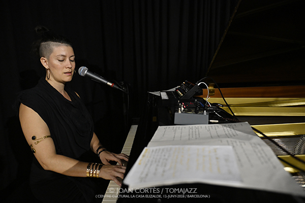Yexza Lara “Estéreo-Afecto” (CC La Casa Elizalde, 2026-06-12 / Barcelona) Por Joan Cortès [INSTANTZZ AKA Galería fotográfica AKA Fotoblog de jazz, impro… y algo más] - Tomajazz - Yexza Lara “Estéreo-Afecto” actuó en CC La Casa Elizalde de Barcelona, el 12 de junio de 2026. Joan Cortès lo retrata en INSTANTZZ. Actuaron Yexza Lara, Pablo Selnik, Magda Garre, Eddie Mejia