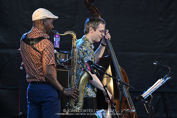 Bill Frisell Trio & Greg Tardy (Tres dies de Jazz / Can Reon, 2026-07-05 / Tiana -Barcelona-) [y 2] Por Joan Cortès [INSTANTZZ AKA Galería fotográfica AKA Fotoblog de jazz, impro… y algo más] - Tomajazz - Bill Frisell Trio & Greg Tardy actuó en Tres dies de Jazz de Can Reon, en Tiana, Barcelona, el 5 de julio de 2026. Joan Cortès lo retrata en INSTANTZZ. Actuaron Bill Frisell, Greg Tardy, Thomas Morgan, Rudy Royston