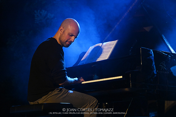 Dani de Morón / Cohen-Le Fleming-Maestro-Moullier-Richardson-Sánchez (El Rite-LAC / Casa Virupa, 2026-05-29 / Llinars -Barcelona-) [01] Por Joan Cortès [INSTANTZZ AKA Galería fotográfica AKA Fotoblog de jazz, impro… y algo más] - Tomajazz - Dani de Morón / Cohen-Le Fleming-Maestro-Moullier-Richardson-Sánchez actuaron en El Rite-LAC en Casa Virupa, en Llinars -Barcelona-, el 29 de mayo de 2026. Joan Cortès lo retrata en INSTANTZZ