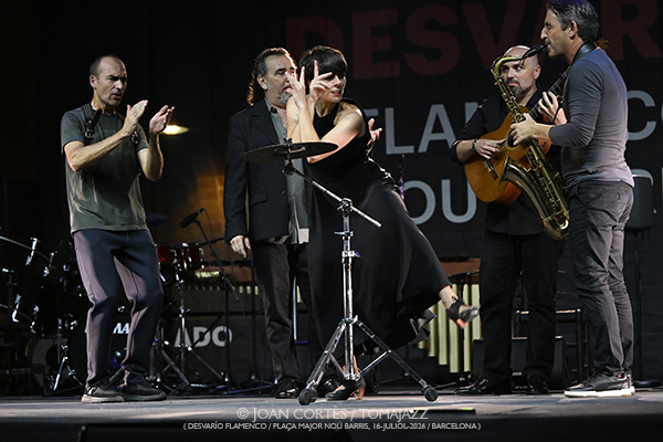 Leonor Leal / David Lagos & Santiago Lara (Desvarío Flamenco/ Plaça Major Nou Barris, 2026-07-16 / Barcelona) [1] Por Joan Cortès [Flamencuras AKA INSTANTZZ AKA Galería fotográfica AKA Fotoblog de jazz, impro… y algo más] - Tomajazz - Leonor Leal / David Lagos & Santiago Lara actuaron en Desvarío Flamenco Nou Barris 2026 de Barcelona. Joan Cortès lo retrata en las Flamencuras de INSTANTZZ