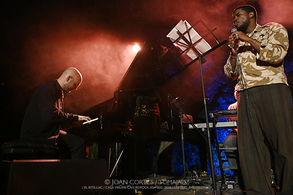 Shai Maestro 4t / Logan Richardson (El Rite-LAC / Casa Virupa, 2026-05-30 / Llinars -Barcelona-) [03] Por Joan Cortès [INSTANTZZ AKA Galería fotográfica AKA Fotoblog de jazz, impro… y algo más] - Tomajazz - Shai Maestro 4t / Logan Richardson actuaron en El Rite-LAC en Casa Virupa, Llinars -Barcelona-, el 30 de mayo de 2026. Joan Cortès lo retrata en INSTANTZZ. Actuaron Gadi Lehavi, Ofri Nehemya, Orlando LeFleming, Elliott Skinner, Avishai Cohen, Logan Richardson, Ghalia Benali, Hamin Honari
