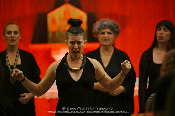 Veus Lliures (Festival LEM / Capella Església Sant Joan Baptista, 2026-05-27 / Barcelona) Por Joan Cortès [INSTANTZZ AKA Galería fotográfica AKA Fotoblog de jazz, impro… y algo más] - Tomajazz - Veus Lliures actuó en el (Festival LEM en la Capella Església Sant Joan Baptista de Barcelona, el 27 de mayo de 2026. Joan Cortès lo retrata en INSTANTZZ. Actuaron Celeste Alías, Sandra Artigas, Inés Galván, Yexza Lara, Sara Lilu, Diana Palau, Mariona Sagarra, voz Anna Tapia, voz Selina Worsley