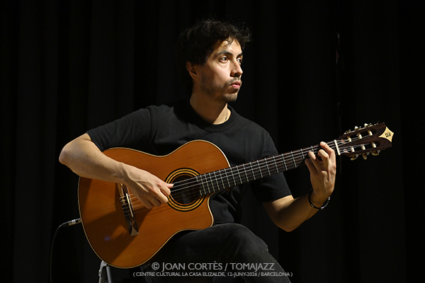 Yexza Lara “Estéreo-Afecto” (CC La Casa Elizalde, 2026-06-12 / Barcelona) Por Joan Cortès [INSTANTZZ AKA Galería fotográfica AKA Fotoblog de jazz, impro… y algo más] - Tomajazz - Yexza Lara “Estéreo-Afecto” actuó en CC La Casa Elizalde de Barcelona, el 12 de junio de 2026. Joan Cortès lo retrata en INSTANTZZ. Actuaron Yexza Lara, Pablo Selnik, Magda Garre, Eddie Mejia