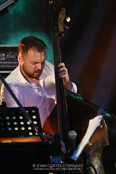 Joshua Redman 4t “Words Fall Short” (Tres dies de Jazz / Can Reon, 2026-07-04 / Tiana -Barcelona-) [1] Por Joan Cortès [INSTANTZZ AKA Galería fotográfica AKA Fotoblog de jazz, impro… y algo más] - Tomajazz - Joshua Redman 4t “Words Fall Short” actuó en Tres dies de Jazz 2026 en Can Reon, Tiana, Barcelona, el 4 de julio de 2026. Joan Cortès lo retrata en INSTANTZZ. Actuaron Joshua Redman, Paul Cornish, Philip Norris, Nazir Ebo 