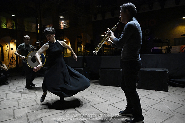 Leonor Leal / David Lagos & Santiago Lara (Desvarío Flamenco/ Plaça Major Nou Barris, 2026-07-16 / Barcelona) [1] Por Joan Cortès [Flamencuras AKA INSTANTZZ AKA Galería fotográfica AKA Fotoblog de jazz, impro… y algo más] - Tomajazz - Leonor Leal / David Lagos & Santiago Lara actuaron en Desvarío Flamenco Nou Barris 2026 de Barcelona. Joan Cortès lo retrata en las Flamencuras de INSTANTZZ
