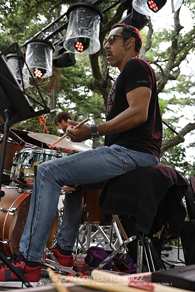 Jakob Bro / Sánchez-League-Alexa-Maestro (El Rite-LAC / Casa Virupa-Can Bordoi, 2026-05-31 / Llinars -Barcelona-) [05] Por Joan Cortès [INSTANTZZ AKA Galería fotográfica AKA Fotoblog de jazz, impro… y algo más] - Tomajazz - Festival Rite 2026
Jakob Bro / Sánchez-League-Alexa-Maestro participaron en Festival Rite 2026 en El Rite-LAC en Casa Virupa-Can Bordoi, Llinars -Barcelona-, el 31 de mayo de 2026. Joan Cortès lo retrata en INSTANTZZ. Actuaron Jakob Bro, Antonio Sánchez, Michael League, Thana Alexa, Shai Maestro, Avishai Cohen
