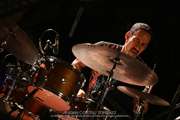 Dani de Morón / Cohen-Le Fleming-Maestro-Moullier-Richardson-Sánchez (El Rite-LAC / Casa Virupa, 2026-05-29 / Llinars -Barcelona-) [01] Por Joan Cortès [INSTANTZZ AKA Galería fotográfica AKA Fotoblog de jazz, impro… y algo más] - Tomajazz - Dani de Morón / Cohen-Le Fleming-Maestro-Moullier-Richardson-Sánchez actuaron en El Rite-LAC en Casa Virupa, en Llinars -Barcelona-, el 29 de mayo de 2026. Joan Cortès lo retrata en INSTANTZZ