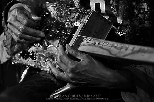 Nicole Mitchell’s Black Earth Sway (28è Festival Jazz Vic / Jazz Cava, 2026-05-22 / Vic -Barcelona-) [6] Por Joan Cortès [INSTANTZZ AKA Galería fotográfica AKA Fotoblog de jazz, impro… y algo más] - Tomajazz - Nicole Mitchell’s Black Earth Sway actuó en el (28è Festival Jazz Vic /en la Jazz Cava. Joan Cortès lo retrata en INSTANTZZ. Actuaron Nicole Mitchell, Zahili Gonzalez Zamora, Coco Elysses, JoVia Armstrong 