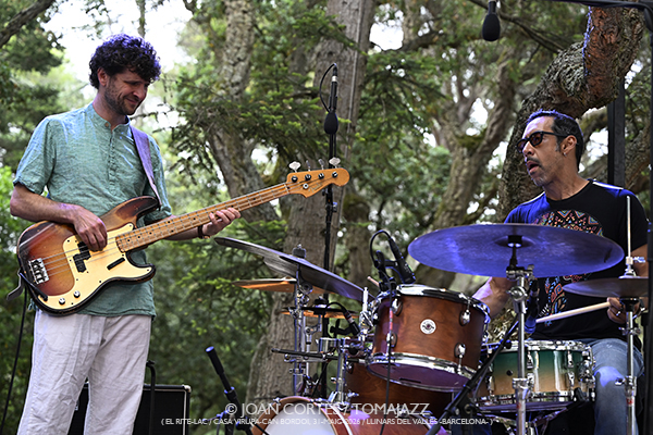 Jakob Bro / Sánchez-League-Alexa-Maestro (El Rite-LAC / Casa Virupa-Can Bordoi, 2026-05-31 / Llinars -Barcelona-) [05] Por Joan Cortès [INSTANTZZ AKA Galería fotográfica AKA Fotoblog de jazz, impro… y algo más] - Tomajazz - Festival Rite 2026
Jakob Bro / Sánchez-League-Alexa-Maestro participaron en Festival Rite 2026 en El Rite-LAC en Casa Virupa-Can Bordoi, Llinars -Barcelona-, el 31 de mayo de 2026. Joan Cortès lo retrata en INSTANTZZ. Actuaron Jakob Bro, Antonio Sánchez, Michael League, Thana Alexa, Shai Maestro, Avishai Cohen
