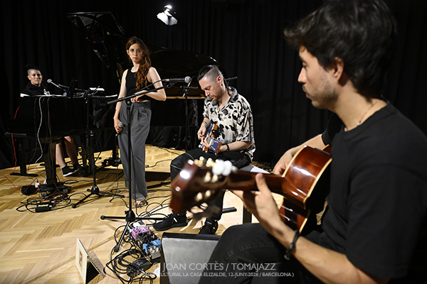 Yexza Lara “Estéreo-Afecto” (CC La Casa Elizalde, 2026-06-12 / Barcelona) Por Joan Cortès [INSTANTZZ AKA Galería fotográfica AKA Fotoblog de jazz, impro… y algo más] - Tomajazz - Yexza Lara “Estéreo-Afecto” actuó en CC La Casa Elizalde de Barcelona, el 12 de junio de 2026. Joan Cortès lo retrata en INSTANTZZ. Actuaron Yexza Lara, Pablo Selnik, Magda Garre, Eddie Mejia