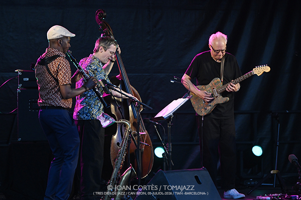 Bill Frisell Trio & Greg Tardy (Tres dies de Jazz / Can Reon, 2026-07-05 / Tiana -Barcelona-) [y 2] Por Joan Cortès [INSTANTZZ AKA Galería fotográfica AKA Fotoblog de jazz, impro… y algo más] - Tomajazz - Bill Frisell Trio & Greg Tardy actuó en Tres dies de Jazz de Can Reon, en Tiana, Barcelona, el 5 de julio de 2026. Joan Cortès lo retrata en INSTANTZZ. Actuaron Bill Frisell, Greg Tardy, Thomas Morgan, Rudy Royston