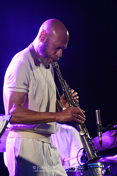 Joshua Redman 4t “Words Fall Short” (Tres dies de Jazz / Can Reon, 2026-07-04 / Tiana -Barcelona-) [1] Por Joan Cortès [INSTANTZZ AKA Galería fotográfica AKA Fotoblog de jazz, impro… y algo más] - Tomajazz - Joshua Redman 4t “Words Fall Short” actuó en Tres dies de Jazz 2026 en Can Reon, Tiana, Barcelona, el 4 de julio de 2026. Joan Cortès lo retrata en INSTANTZZ. Actuaron Joshua Redman, Paul Cornish, Philip Norris, Nazir Ebo 