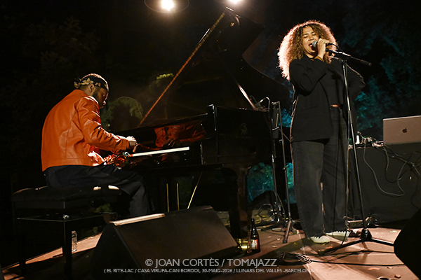 Shai Maestro 4t / Logan Richardson (El Rite-LAC / Casa Virupa, 2026-05-30 / Llinars -Barcelona-) [03] Por Joan Cortès [INSTANTZZ AKA Galería fotográfica AKA Fotoblog de jazz, impro… y algo más] - Tomajazz - Shai Maestro 4t / Logan Richardson actuaron en El Rite-LAC en Casa Virupa, Llinars -Barcelona-, el 30 de mayo de 2026. Joan Cortès lo retrata en INSTANTZZ. Actuaron Gadi Lehavi, Ofri Nehemya, Orlando LeFleming, Elliott Skinner, Avishai Cohen, Logan Richardson, Ghalia Benali, Hamin Honari