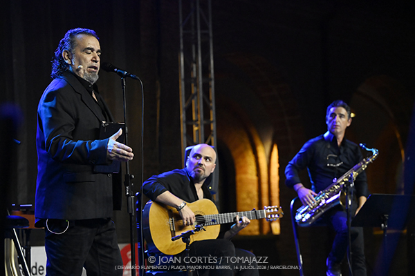 Leonor Leal / David Lagos & Santiago Lara (Desvarío Flamenco/ Plaça Major Nou Barris, 2026-07-16 / Barcelona) [1] Por Joan Cortès [Flamencuras AKA INSTANTZZ AKA Galería fotográfica AKA Fotoblog de jazz, impro… y algo más] - Tomajazz - Leonor Leal / David Lagos & Santiago Lara actuaron en Desvarío Flamenco Nou Barris 2026 de Barcelona. Joan Cortès lo retrata en las Flamencuras de INSTANTZZ