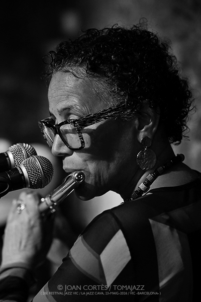 Nicole Mitchell’s Black Earth Sway (28è Festival Jazz Vic / Jazz Cava, 2026-05-22 / Vic -Barcelona-) [6] Por Joan Cortès [INSTANTZZ AKA Galería fotográfica AKA Fotoblog de jazz, impro… y algo más] - Tomajazz - Nicole Mitchell’s Black Earth Sway actuó en el (28è Festival Jazz Vic /en la Jazz Cava. Joan Cortès lo retrata en INSTANTZZ. Actuaron Nicole Mitchell, Zahili Gonzalez Zamora, Coco Elysses, JoVia Armstrong 