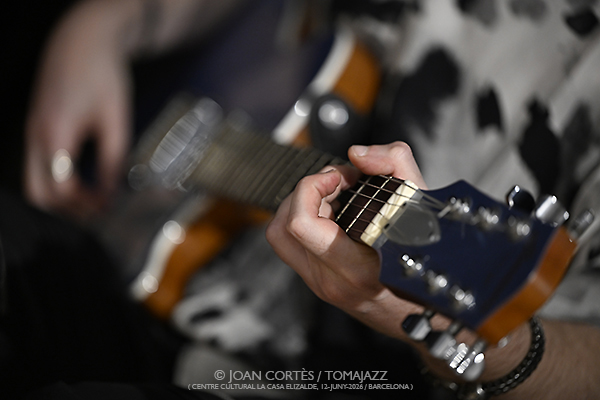 Yexza Lara “Estéreo-Afecto” (CC La Casa Elizalde, 2026-06-12 / Barcelona) Por Joan Cortès [INSTANTZZ AKA Galería fotográfica AKA Fotoblog de jazz, impro… y algo más] - Tomajazz - Yexza Lara “Estéreo-Afecto” actuó en CC La Casa Elizalde de Barcelona, el 12 de junio de 2026. Joan Cortès lo retrata en INSTANTZZ. Actuaron Yexza Lara, Pablo Selnik, Magda Garre, Eddie Mejia