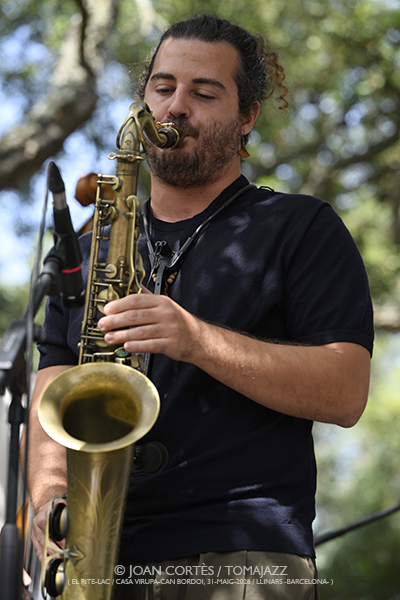 Jon Balke’s Siwan / Alba Careta Group (El Rite-LAC / Casa Virupa-Can Bordoi, 2026-05-31 / Llinars -Barcelona-) [04] Por Joan Cortès [INSTANTZZ AKA Galería fotográfica AKA Fotoblog de jazz, impro… y algo más] - Tomajazz - Jon Balke’s Siwan y Alba Careta Group actuaron en El Rite-LAC en Llinars, Barcelona, el 31 de mayo de 2026.  Joan Cortès lo retrata en INSTANTZZ. Actuaron Jon Balke, Mona Boutchebak, Pedram Khavar Zamini, Derya Turkan, Alba Careta, Lucas Martínez, Roger Santacana, Giuseppe Campisi, Jordi Pallarés