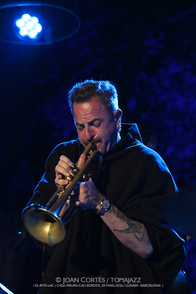 Dani de Morón / Cohen-Le Fleming-Maestro-Moullier-Richardson-Sánchez (El Rite-LAC / Casa Virupa, 2026-05-29 / Llinars -Barcelona-) [01] Por Joan Cortès [INSTANTZZ AKA Galería fotográfica AKA Fotoblog de jazz, impro… y algo más] - Tomajazz - Dani de Morón / Cohen-Le Fleming-Maestro-Moullier-Richardson-Sánchez actuaron en El Rite-LAC en Casa Virupa, en Llinars -Barcelona-, el 29 de mayo de 2026. Joan Cortès lo retrata en INSTANTZZ