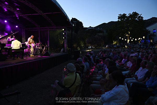 Joshua Redman 4t “Words Fall Short” (Tres dies de Jazz / Can Reon, 2026-07-04 / Tiana -Barcelona-) [1] Por Joan Cortès [INSTANTZZ AKA Galería fotográfica AKA Fotoblog de jazz, impro… y algo más] - Tomajazz - Joshua Redman 4t “Words Fall Short” actuó en Tres dies de Jazz 2026 en Can Reon, Tiana, Barcelona, el 4 de julio de 2026. Joan Cortès lo retrata en INSTANTZZ. Actuaron Joshua Redman, Paul Cornish, Philip Norris, Nazir Ebo 