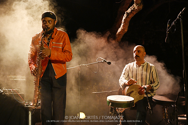 Shai Maestro 4t / Logan Richardson (El Rite-LAC / Casa Virupa, 2026-05-30 / Llinars -Barcelona-) [03] Por Joan Cortès [INSTANTZZ AKA Galería fotográfica AKA Fotoblog de jazz, impro… y algo más] - Tomajazz - Shai Maestro 4t / Logan Richardson actuaron en El Rite-LAC en Casa Virupa, Llinars -Barcelona-, el 30 de mayo de 2026. Joan Cortès lo retrata en INSTANTZZ. Actuaron Gadi Lehavi, Ofri Nehemya, Orlando LeFleming, Elliott Skinner, Avishai Cohen, Logan Richardson, Ghalia Benali, Hamin Honari