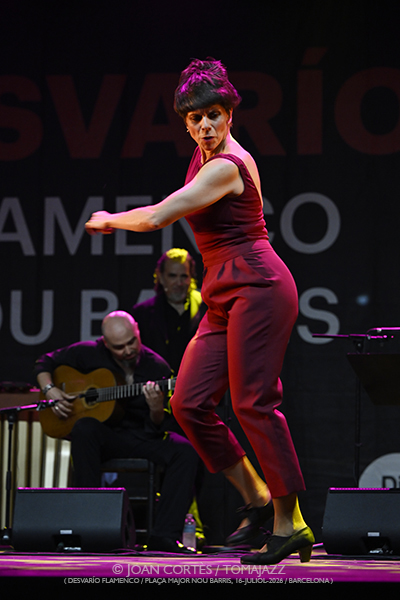 Leonor Leal / David Lagos & Santiago Lara (Desvarío Flamenco/ Plaça Major Nou Barris, 2026-07-16 / Barcelona) [1] Por Joan Cortès [Flamencuras AKA INSTANTZZ AKA Galería fotográfica AKA Fotoblog de jazz, impro… y algo más] - Tomajazz - Leonor Leal / David Lagos & Santiago Lara actuaron en Desvarío Flamenco Nou Barris 2026 de Barcelona. Joan Cortès lo retrata en las Flamencuras de INSTANTZZ