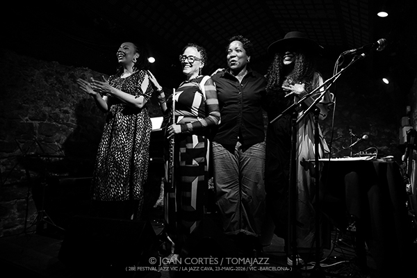 Nicole Mitchell’s Black Earth Sway (28è Festival Jazz Vic / Jazz Cava, 2026-05-22 / Vic -Barcelona-) [6] Por Joan Cortès [INSTANTZZ AKA Galería fotográfica AKA Fotoblog de jazz, impro… y algo más] - Tomajazz - Nicole Mitchell’s Black Earth Sway actuó en el (28è Festival Jazz Vic /en la Jazz Cava. Joan Cortès lo retrata en INSTANTZZ. Actuaron Nicole Mitchell, Zahili Gonzalez Zamora, Coco Elysses, JoVia Armstrong 