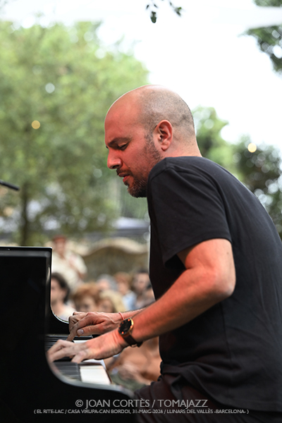 Jakob Bro / Sánchez-League-Alexa-Maestro (El Rite-LAC / Casa Virupa-Can Bordoi, 2026-05-31 / Llinars -Barcelona-) [05] Por Joan Cortès [INSTANTZZ AKA Galería fotográfica AKA Fotoblog de jazz, impro… y algo más] - Tomajazz - Festival Rite 2026
Jakob Bro / Sánchez-League-Alexa-Maestro participaron en Festival Rite 2026 en El Rite-LAC en Casa Virupa-Can Bordoi, Llinars -Barcelona-, el 31 de mayo de 2026. Joan Cortès lo retrata en INSTANTZZ. Actuaron Jakob Bro, Antonio Sánchez, Michael League, Thana Alexa, Shai Maestro, Avishai Cohen
