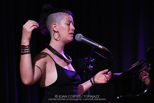 Yexza Lara “Estéreo-Afecto” (CC La Casa Elizalde, 2026-06-12 / Barcelona) Por Joan Cortès [INSTANTZZ AKA Galería fotográfica AKA Fotoblog de jazz, impro… y algo más] - Tomajazz - Yexza Lara “Estéreo-Afecto” actuó en CC La Casa Elizalde de Barcelona, el 12 de junio de 2026. Joan Cortès lo retrata en INSTANTZZ. Actuaron Yexza Lara, Pablo Selnik, Magda Garre, Eddie Mejia