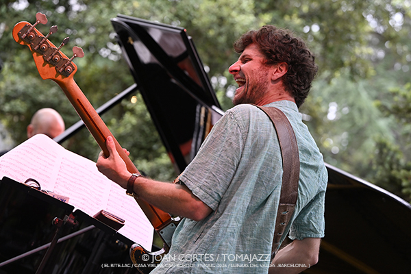 Jakob Bro / Sánchez-League-Alexa-Maestro (El Rite-LAC / Casa Virupa-Can Bordoi, 2026-05-31 / Llinars -Barcelona-) [05] Por Joan Cortès [INSTANTZZ AKA Galería fotográfica AKA Fotoblog de jazz, impro… y algo más] - Tomajazz - Festival Rite 2026
Jakob Bro / Sánchez-League-Alexa-Maestro participaron en Festival Rite 2026 en El Rite-LAC en Casa Virupa-Can Bordoi, Llinars -Barcelona-, el 31 de mayo de 2026. Joan Cortès lo retrata en INSTANTZZ. Actuaron Jakob Bro, Antonio Sánchez, Michael League, Thana Alexa, Shai Maestro, Avishai Cohen
