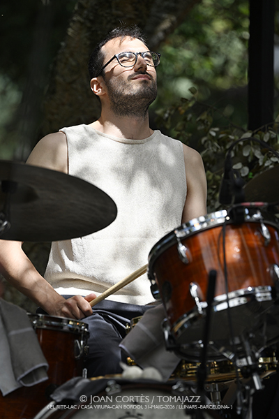Jon Balke’s Siwan / Alba Careta Group (El Rite-LAC / Casa Virupa-Can Bordoi, 2026-05-31 / Llinars -Barcelona-) [04] Por Joan Cortès [INSTANTZZ AKA Galería fotográfica AKA Fotoblog de jazz, impro… y algo más] - Tomajazz - Jon Balke’s Siwan y Alba Careta Group actuaron en El Rite-LAC en Llinars, Barcelona, el 31 de mayo de 2026.  Joan Cortès lo retrata en INSTANTZZ. Actuaron Jon Balke, Mona Boutchebak, Pedram Khavar Zamini, Derya Turkan, Alba Careta, Lucas Martínez, Roger Santacana, Giuseppe Campisi, Jordi Pallarés