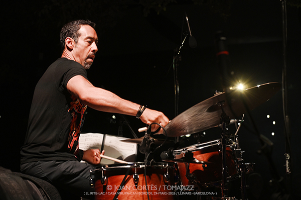 Dani de Morón / Cohen-Le Fleming-Maestro-Moullier-Richardson-Sánchez (El Rite-LAC / Casa Virupa, 2026-05-29 / Llinars -Barcelona-) [01] Por Joan Cortès [INSTANTZZ AKA Galería fotográfica AKA Fotoblog de jazz, impro… y algo más] - Tomajazz - Dani de Morón / Cohen-Le Fleming-Maestro-Moullier-Richardson-Sánchez actuaron en El Rite-LAC en Casa Virupa, en Llinars -Barcelona-, el 29 de mayo de 2026. Joan Cortès lo retrata en INSTANTZZ
