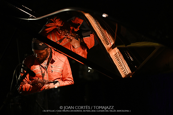 Shai Maestro 4t / Logan Richardson (El Rite-LAC / Casa Virupa, 2026-05-30 / Llinars -Barcelona-) [03] Por Joan Cortès [INSTANTZZ AKA Galería fotográfica AKA Fotoblog de jazz, impro… y algo más] - Tomajazz - Shai Maestro 4t / Logan Richardson actuaron en El Rite-LAC en Casa Virupa, Llinars -Barcelona-, el 30 de mayo de 2026. Joan Cortès lo retrata en INSTANTZZ. Actuaron Gadi Lehavi, Ofri Nehemya, Orlando LeFleming, Elliott Skinner, Avishai Cohen, Logan Richardson, Ghalia Benali, Hamin Honari