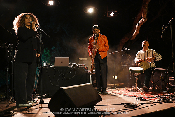 Shai Maestro 4t / Logan Richardson (El Rite-LAC / Casa Virupa, 2026-05-30 / Llinars -Barcelona-) [03] Por Joan Cortès [INSTANTZZ AKA Galería fotográfica AKA Fotoblog de jazz, impro… y algo más] - Tomajazz - Shai Maestro 4t / Logan Richardson actuaron en El Rite-LAC en Casa Virupa, Llinars -Barcelona-, el 30 de mayo de 2026. Joan Cortès lo retrata en INSTANTZZ. Actuaron Gadi Lehavi, Ofri Nehemya, Orlando LeFleming, Elliott Skinner, Avishai Cohen, Logan Richardson, Ghalia Benali, Hamin Honari