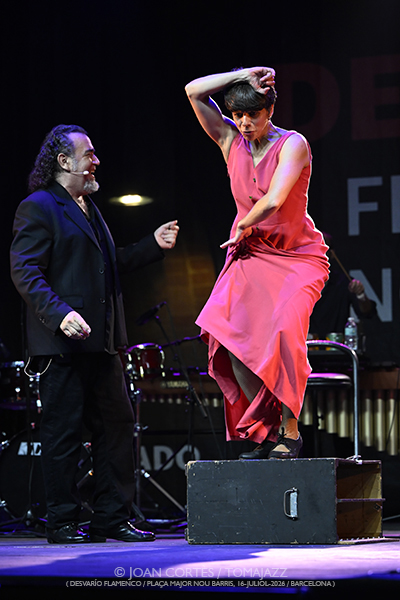 Leonor Leal / David Lagos & Santiago Lara (Desvarío Flamenco/ Plaça Major Nou Barris, 2026-07-16 / Barcelona) [1] Por Joan Cortès [Flamencuras AKA INSTANTZZ AKA Galería fotográfica AKA Fotoblog de jazz, impro… y algo más] - Tomajazz - Leonor Leal / David Lagos & Santiago Lara actuaron en Desvarío Flamenco Nou Barris 2026 de Barcelona. Joan Cortès lo retrata en las Flamencuras de INSTANTZZ