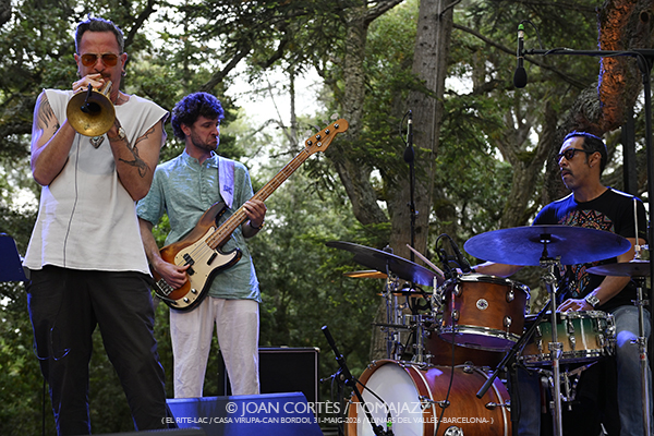 Jakob Bro / Sánchez-League-Alexa-Maestro (El Rite-LAC / Casa Virupa-Can Bordoi, 2026-05-31 / Llinars -Barcelona-) [05] Por Joan Cortès [INSTANTZZ AKA Galería fotográfica AKA Fotoblog de jazz, impro… y algo más] - Tomajazz - Festival Rite 2026
Jakob Bro / Sánchez-League-Alexa-Maestro participaron en Festival Rite 2026 en El Rite-LAC en Casa Virupa-Can Bordoi, Llinars -Barcelona-, el 31 de mayo de 2026. Joan Cortès lo retrata en INSTANTZZ. Actuaron Jakob Bro, Antonio Sánchez, Michael League, Thana Alexa, Shai Maestro, Avishai Cohen
