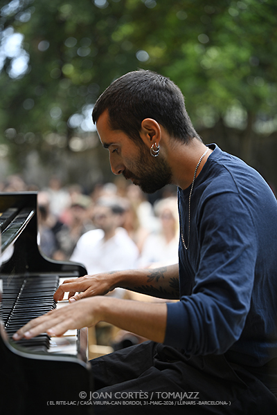 Jon Balke’s Siwan / Alba Careta Group (El Rite-LAC / Casa Virupa-Can Bordoi, 2026-05-31 / Llinars -Barcelona-) [04] Por Joan Cortès [INSTANTZZ AKA Galería fotográfica AKA Fotoblog de jazz, impro… y algo más] - Tomajazz - Jon Balke’s Siwan y Alba Careta Group actuaron en El Rite-LAC en Llinars, Barcelona, el 31 de mayo de 2026.  Joan Cortès lo retrata en INSTANTZZ. Actuaron Jon Balke, Mona Boutchebak, Pedram Khavar Zamini, Derya Turkan, Alba Careta, Lucas Martínez, Roger Santacana, Giuseppe Campisi, Jordi Pallarés