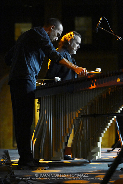 Leonor Leal / David Lagos & Santiago Lara (Desvarío Flamenco/ Plaça Major Nou Barris, 2026-07-16 / Barcelona) [1] Por Joan Cortès [Flamencuras AKA INSTANTZZ AKA Galería fotográfica AKA Fotoblog de jazz, impro… y algo más] - Tomajazz - Leonor Leal / David Lagos & Santiago Lara actuaron en Desvarío Flamenco Nou Barris 2026 de Barcelona. Joan Cortès lo retrata en las Flamencuras de INSTANTZZ