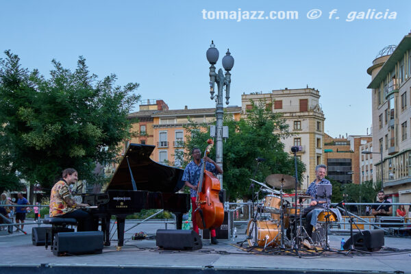 Daniel García Trío (Huesca es Jazz 2026. 2026-06-27) Por Fabio Galicia [INSTANTZZ AKA Galería fotográfica AKA Fotoblog de jazz, impro… y algo más] - Tomajazz - Daniel García Trío actuó en Huesca es Jazz 2026. Fabio Galicia lo retrata en INSTANTZZ. Daniel García Trío son Daniel García, Reinier Elizarde, Andrés Litwin 