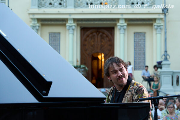 Daniel García Trío (Huesca es Jazz 2026. 2026-06-27) Por Fabio Galicia [INSTANTZZ AKA Galería fotográfica AKA Fotoblog de jazz, impro… y algo más] - Tomajazz - Daniel García Trío actuó en Huesca es Jazz 2026. Fabio Galicia lo retrata en INSTANTZZ. Daniel García Trío son Daniel García, Reinier Elizarde, Andrés Litwin 