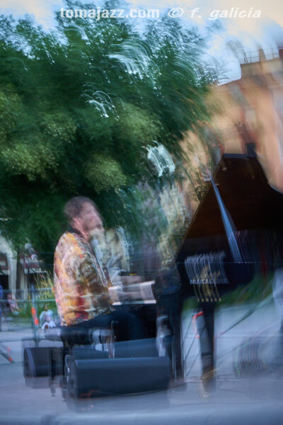 Daniel García Trío (Huesca es Jazz 2026. 2026-06-27) Por Fabio Galicia [INSTANTZZ AKA Galería fotográfica AKA Fotoblog de jazz, impro… y algo más] - Tomajazz - Daniel García Trío actuó en Huesca es Jazz 2026. Fabio Galicia lo retrata en INSTANTZZ. Daniel García Trío son Daniel García, Reinier Elizarde, Andrés Litwin 