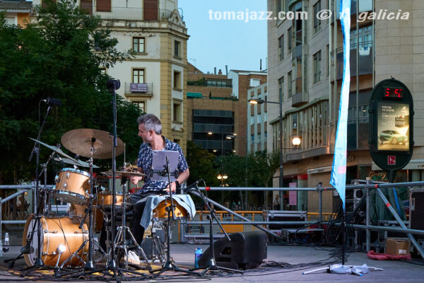 Daniel García Trío (Huesca es Jazz 2026. 2026-06-27) Por Fabio Galicia [INSTANTZZ AKA Galería fotográfica AKA Fotoblog de jazz, impro… y algo más] - Tomajazz - Daniel García Trío actuó en Huesca es Jazz 2026. Fabio Galicia lo retrata en INSTANTZZ. Daniel García Trío son Daniel García, Reinier Elizarde, Andrés Litwin 