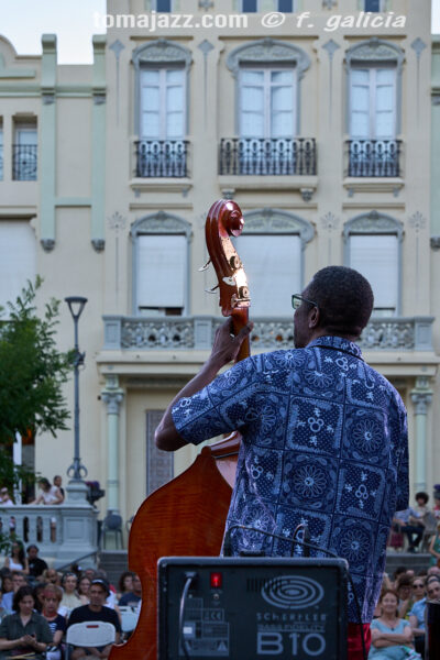 Daniel García Trío (Huesca es Jazz 2026. 2026-06-27) Por Fabio Galicia [INSTANTZZ AKA Galería fotográfica AKA Fotoblog de jazz, impro… y algo más] - Tomajazz - Daniel García Trío actuó en Huesca es Jazz 2026. Fabio Galicia lo retrata en INSTANTZZ. Daniel García Trío son Daniel García, Reinier Elizarde, Andrés Litwin 