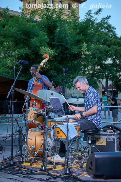 Daniel García Trío (Huesca es Jazz 2026. 2026-06-27) Por Fabio Galicia [INSTANTZZ AKA Galería fotográfica AKA Fotoblog de jazz, impro… y algo más] - Tomajazz - Daniel García Trío actuó en Huesca es Jazz 2026. Fabio Galicia lo retrata en INSTANTZZ. Daniel García Trío son Daniel García, Reinier Elizarde, Andrés Litwin 