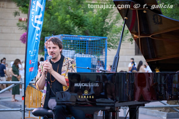 Daniel García Trío (Huesca es Jazz 2026. 2026-06-27) Por Fabio Galicia [INSTANTZZ AKA Galería fotográfica AKA Fotoblog de jazz, impro… y algo más] - Tomajazz - Daniel García Trío actuó en Huesca es Jazz 2026. Fabio Galicia lo retrata en INSTANTZZ. Daniel García Trío son Daniel García, Reinier Elizarde, Andrés Litwin 
