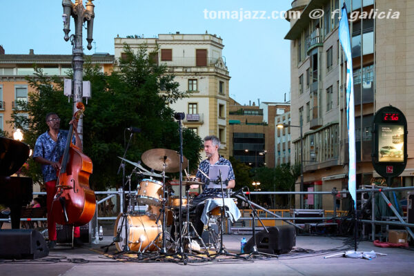 Daniel García Trío (Huesca es Jazz 2026. 2026-06-27) Por Fabio Galicia [INSTANTZZ AKA Galería fotográfica AKA Fotoblog de jazz, impro… y algo más] - Tomajazz - Daniel García Trío actuó en Huesca es Jazz 2026. Fabio Galicia lo retrata en INSTANTZZ. Daniel García Trío son Daniel García, Reinier Elizarde, Andrés Litwin 